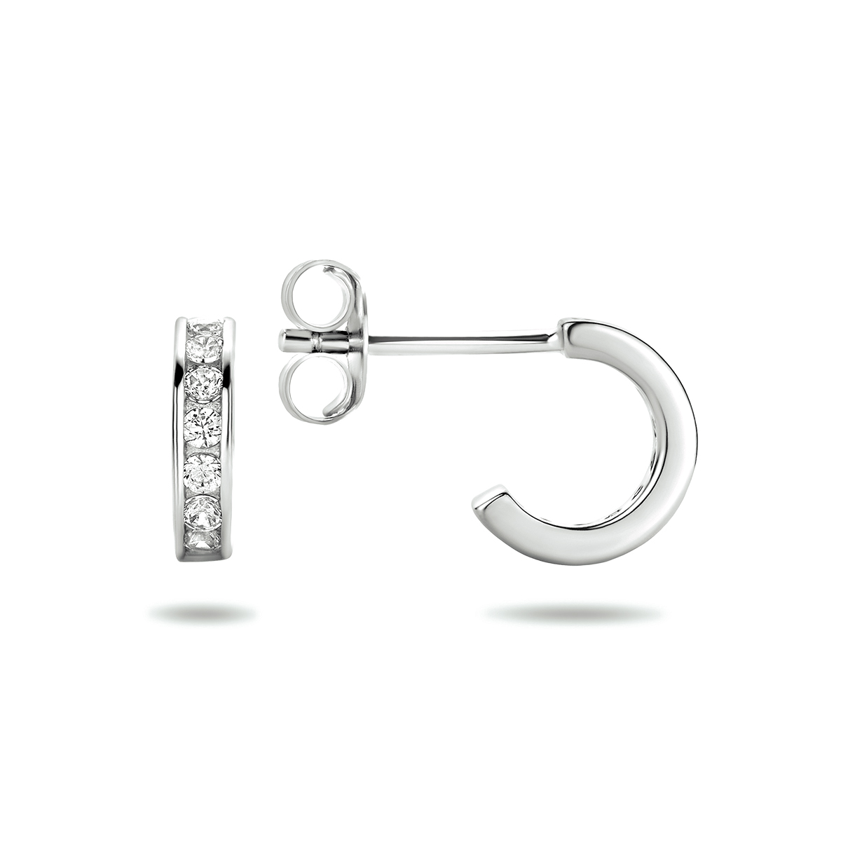 Gerhodineerd 925 zilveren stekeroorringen uitgevoerd met een schitterende zirkonia rij. De oorstekers hebben een afmeting van 9x2.2mm.