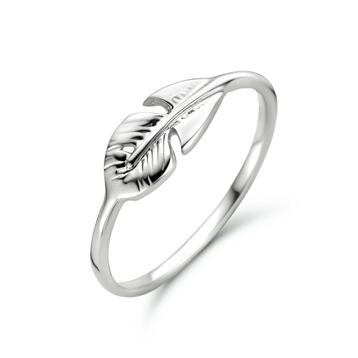 Gerhodineerd 925 zilveren ring uitgevoerd met een blad. De ring heeft een breedte van 5.5mm.