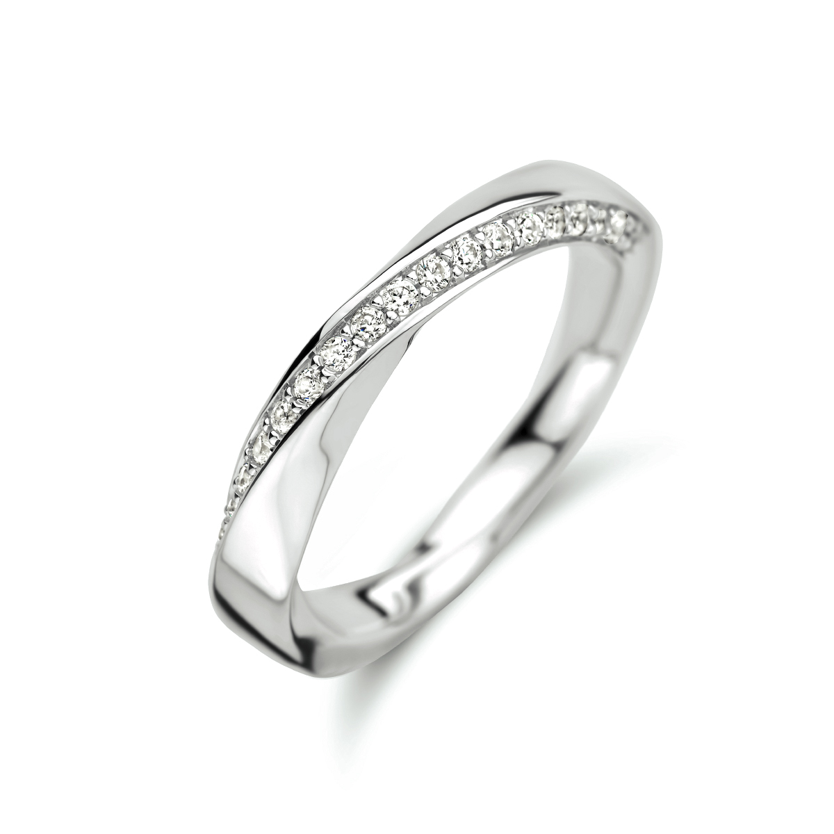 Gerhodineerd 925 zilveren ring uitgevoerd met een schitterende zirkonia rij. De ring heeft een breedte van 3.5mm.