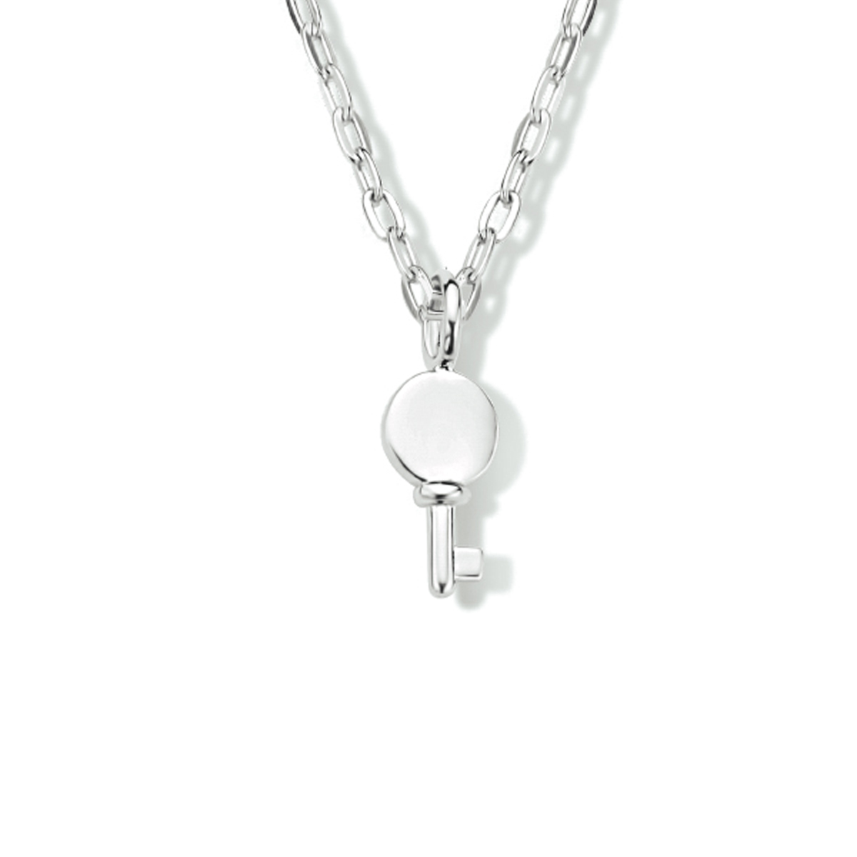 Gerhodineerd 925 zilveren collier uitgevoerd met een hanger in de vorm van een sleutel en een karabijn sluiting. Het collier heeft een draaglengte van 41cm en een extensie van 4cm. De schakelbreedte is 1.4mm.