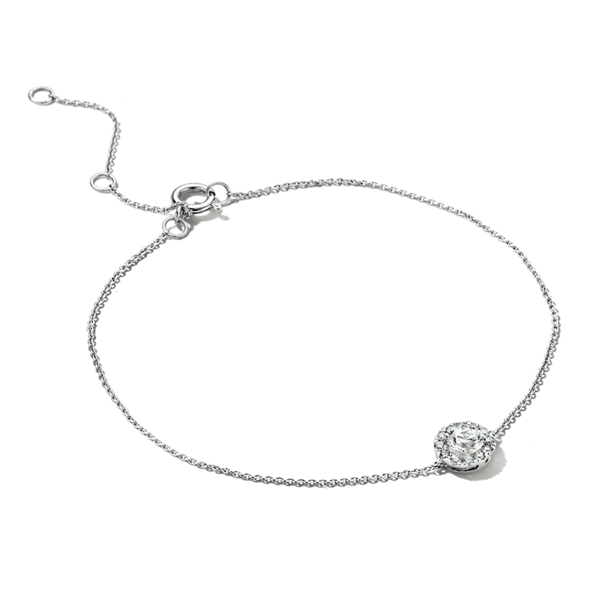 14k Witgouden armband met palladium legering en draaglengtes van 15.5, 17.5 en 19.5cm. De schakelbreedte is 0.7mm. De ring is uitgevoerd met een Made Diamond. Made Diamonds zijn diamanten die ontstaan in een laboratorium. Onder extreem hoge druk en temperatuur wordt het natuurlijk ontstaansproces nagebootst met als eindresultaat een diamant met dezelfde chemische eigenschappen maar met een andere oorsprong.
