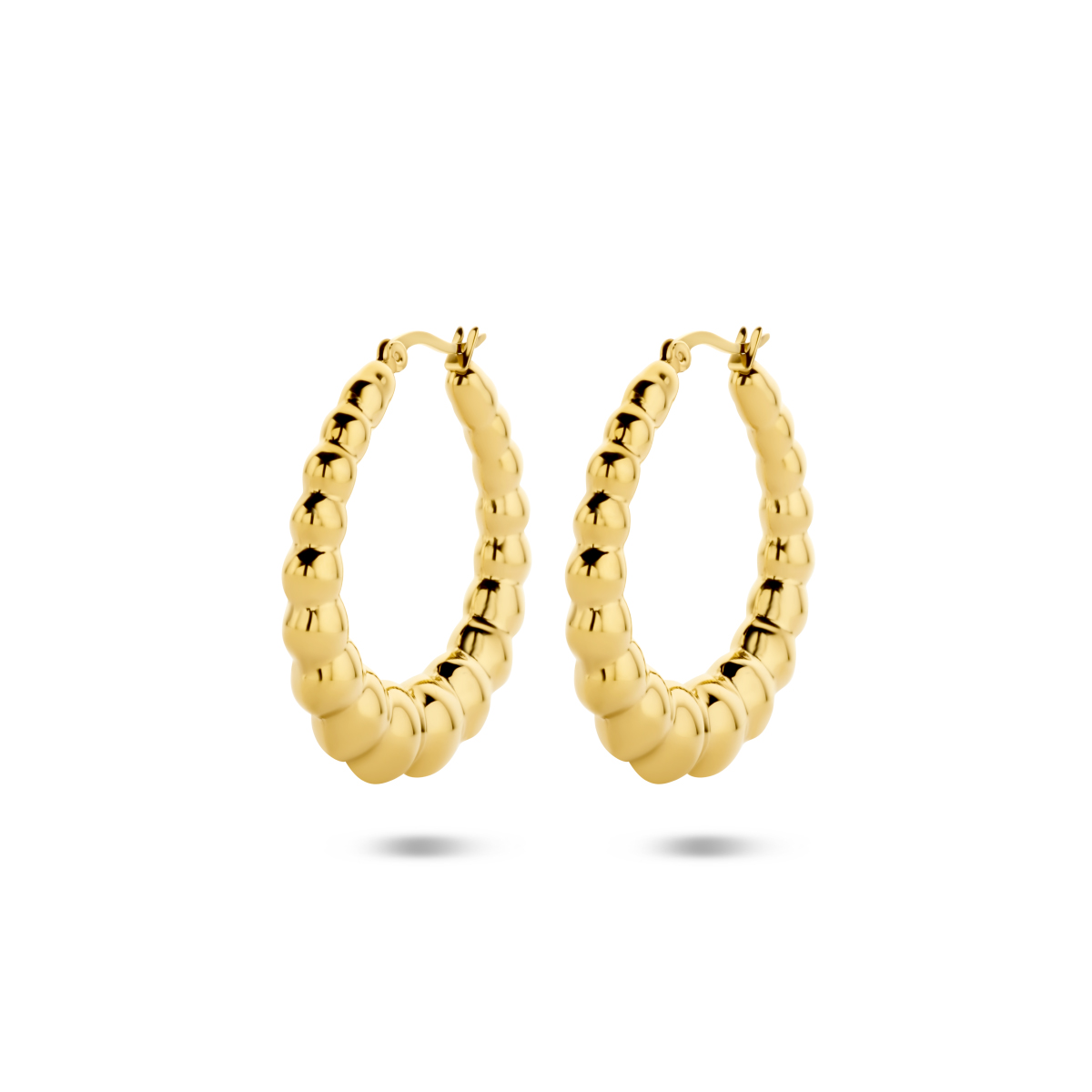Stalen oorringen met een afmeting van 41.5x7mm en een geelgouden ion plating.