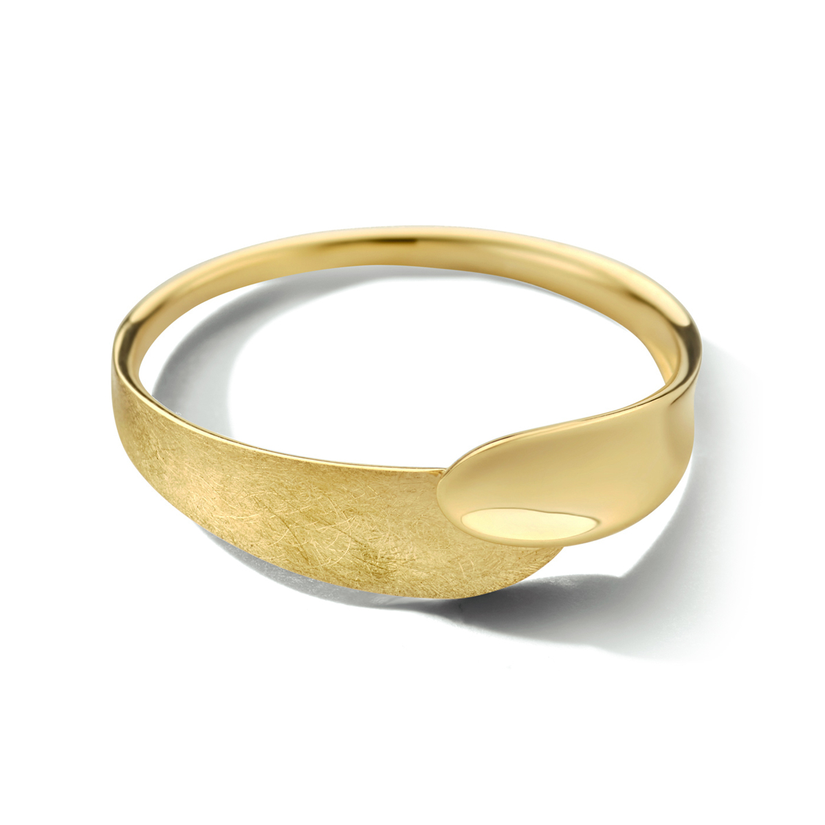 14k Geelgouden ring met een breedte van 6mm.