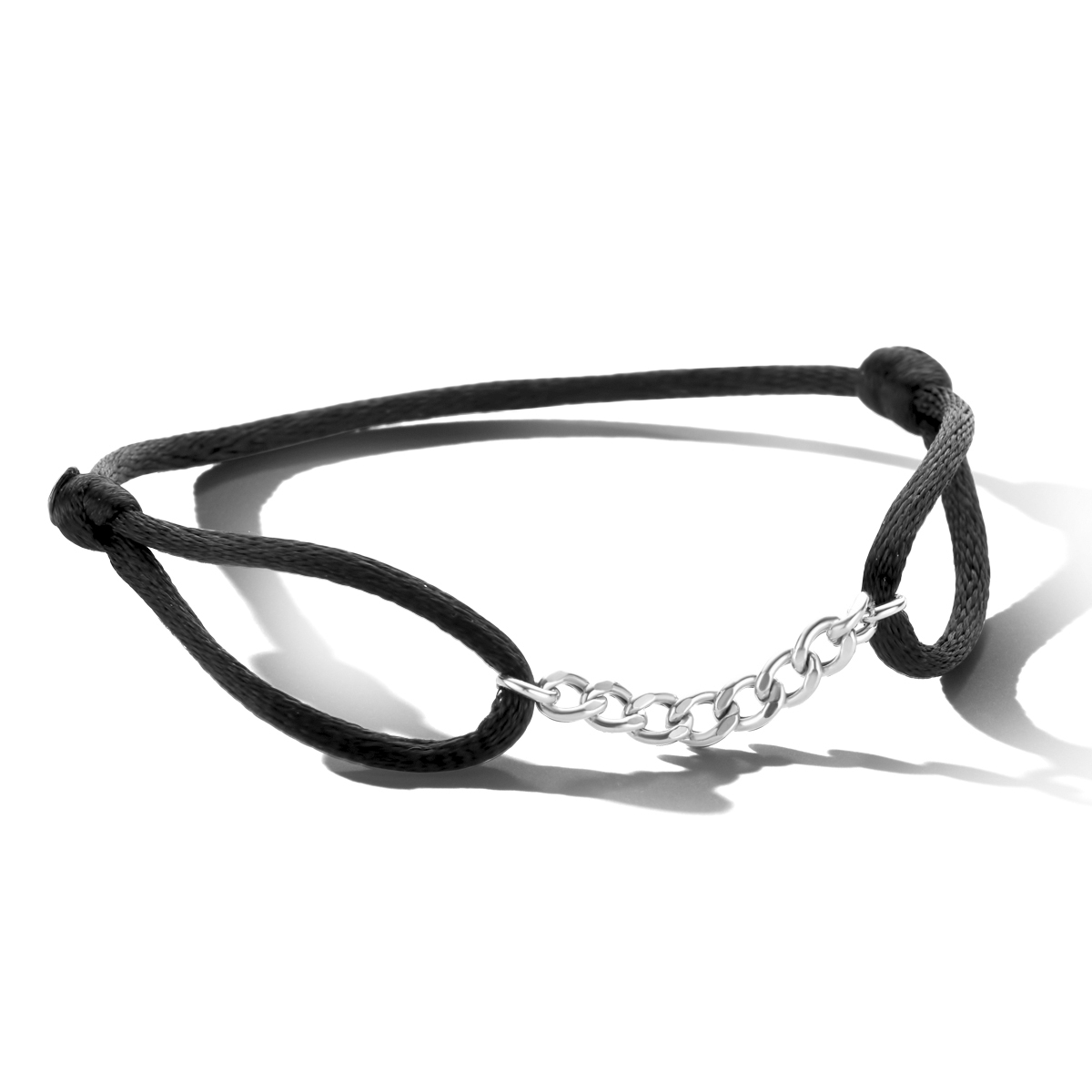 Zwart gevlochten satijn armband uitgevoerd met een gerhodineerd 925 zilveren element in de vorm van een gourmette schakel. De armband is verstelbaar van 13 tot 26cm.