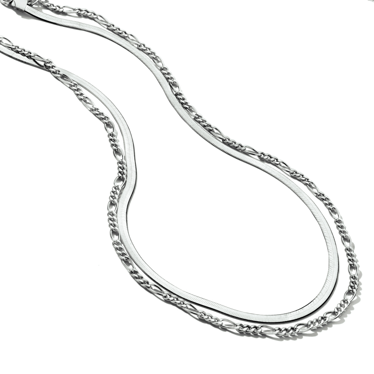 Gerhodineerd 925 zilveren collier uitgevoerd met een figaro en omega schakel van 3.5mm. Het collier heeft een draaglengte van 42cm met een extensie van 3cm en een karabijn sluiting.