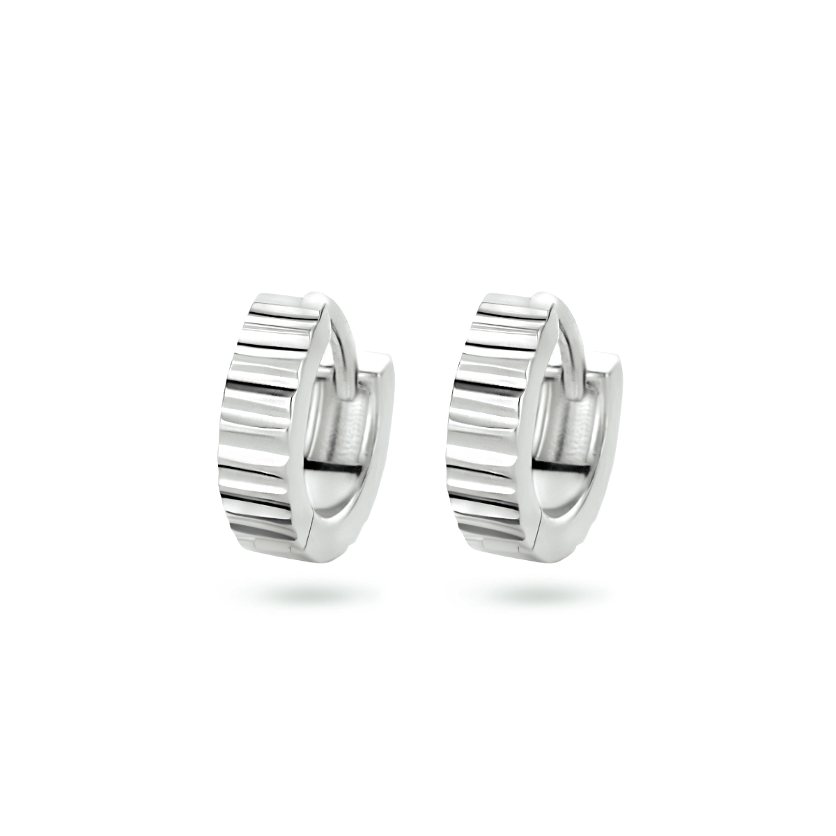 Gerhodineerd 925 zilveren klapoorringen. De oorringen hebben een diameter van 11mm.
