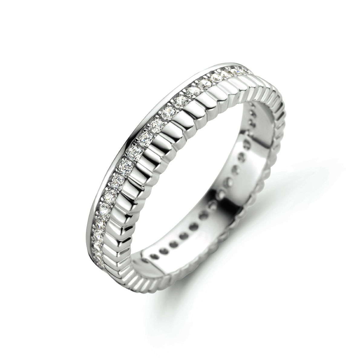 925 Gerhodineerd zilveren ring uitgevoerd met schitterende zirkonia. De ring heeft een breedte van 4.0mm.