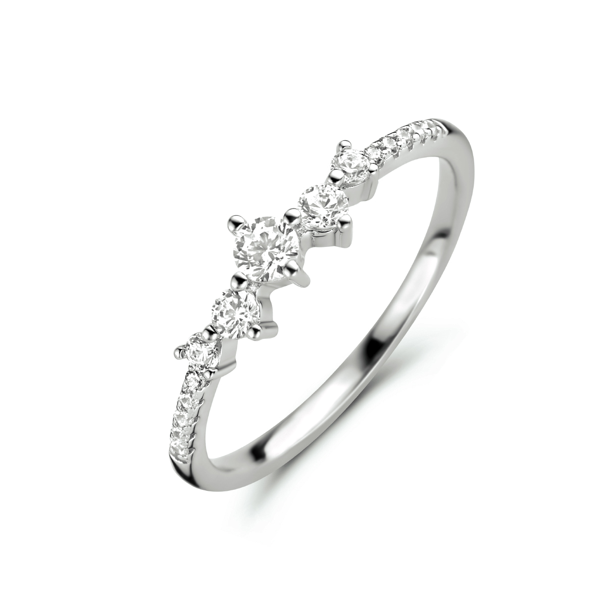 925 Gerhodineerd zilveren ring uitgevoerd met schitterende zirkonia. De ring heeft een breedte van 4.5mm.