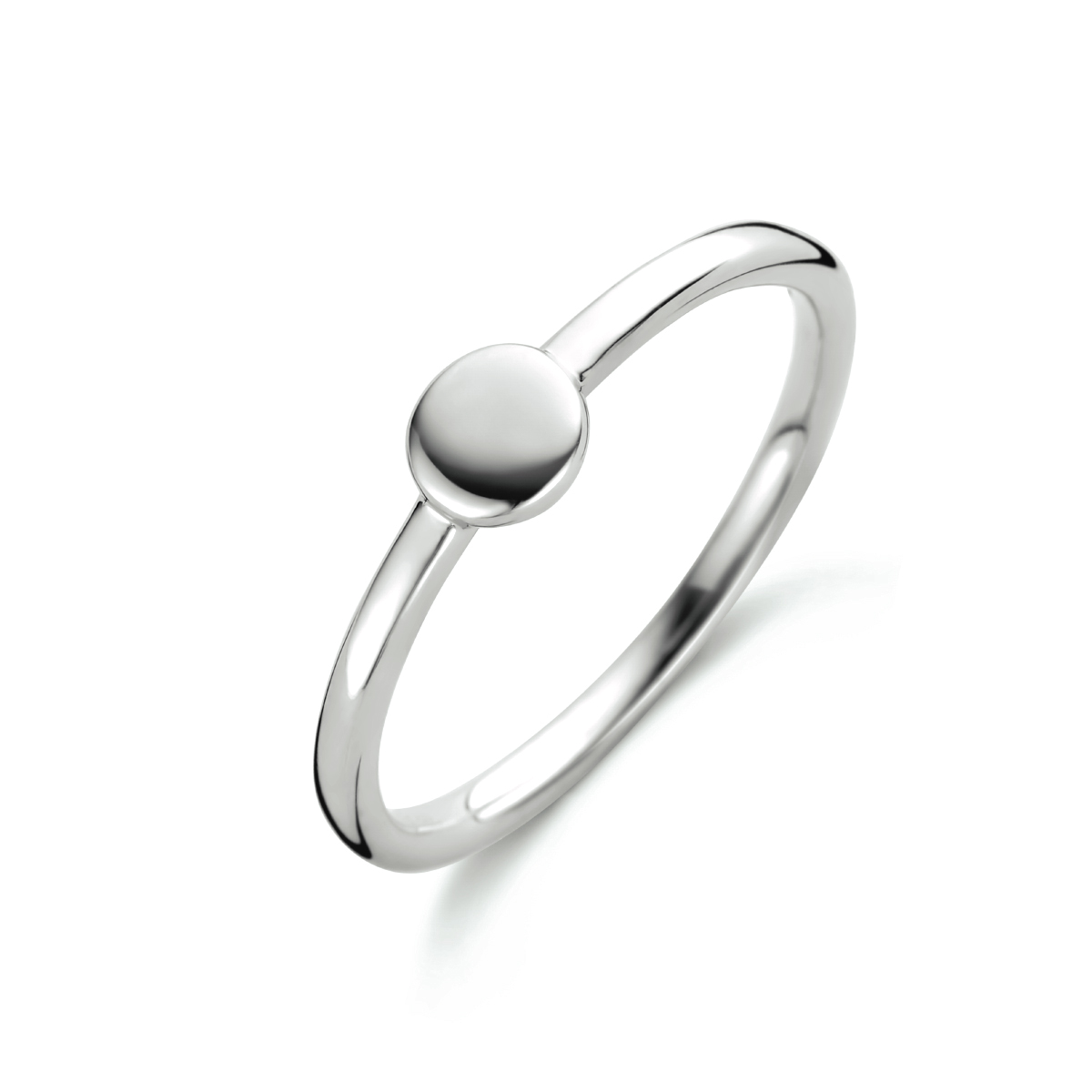 Gerhodineerd 925 zilveren ring uitgevoerd met een rondje. De ring heeft een breedte van 4.5mm.