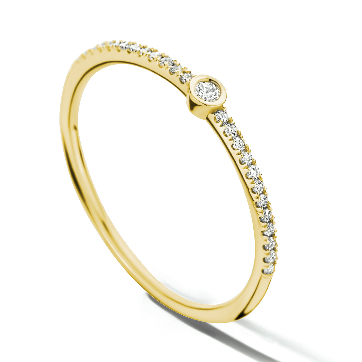 14k Geelgouden ring uitgevoerd met een schitterende diamant rij.De solitair diamant heeft een diamantgewicht van 0.025ct.