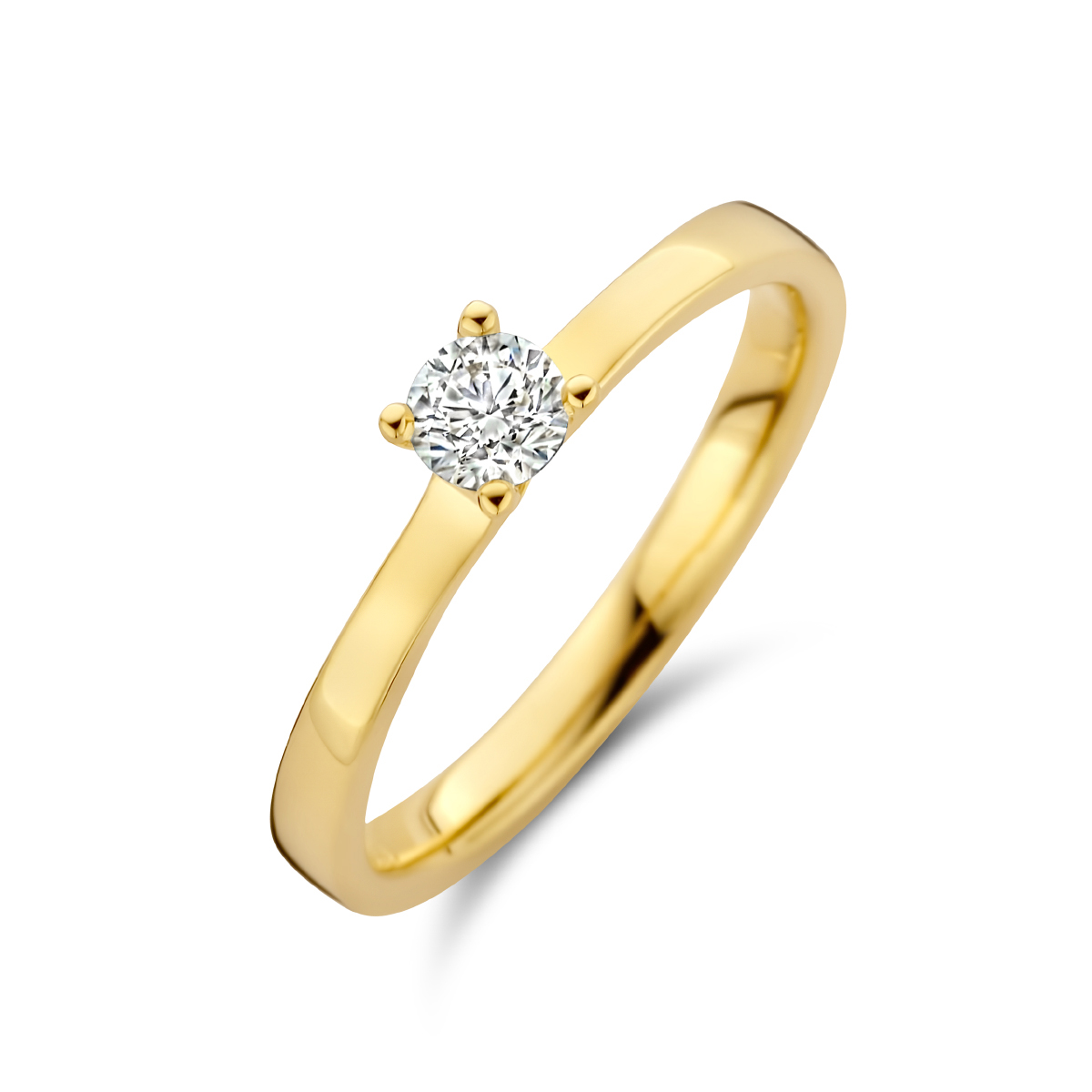 14k Geelgouden ring uitgevoerd met een schitterende diamant. De ring heeft een breedte van 4mm.