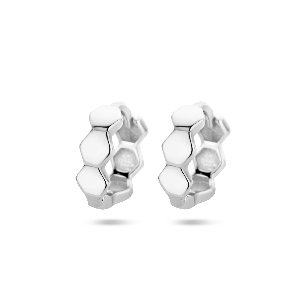 Gerhodineerd 925 zilveren klapoorringen. De oorringen hebben een afmeting van 9x3mm.