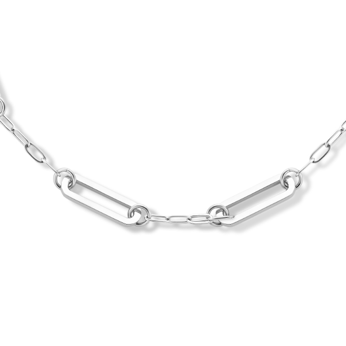 Stalen paperclip collier met schakelbreedtes van 3.5 en 8mm. Het collier heeft een draaglengte van 42cm met een extensie van 3cm en karabijn sluiting.