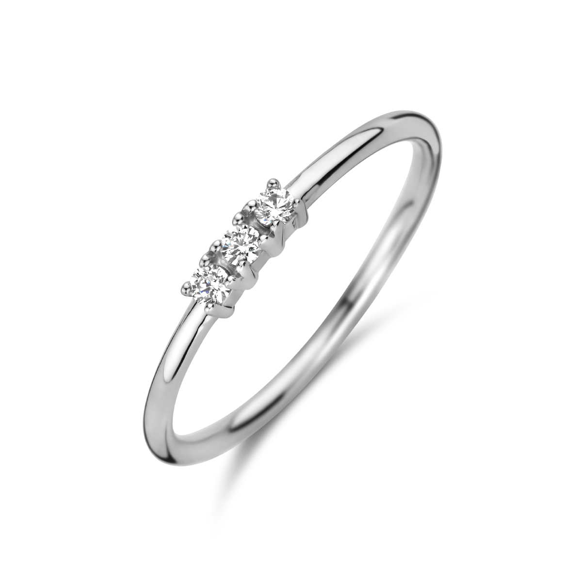 Gerhodineerd 925 zilveren ring uitgevoerd met zirkonia in maat 17 1/4. De ring heeft een breedte van 2.5mm