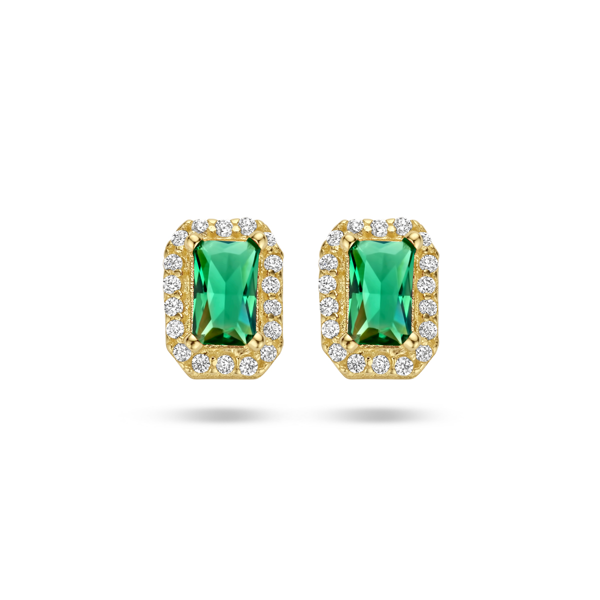 14k Geelgouden oorknoppen uitgevoerd met schitterende groene zirkonia. De oorknoppen hebben een afmeting van maat 7.5x5.5mm.
