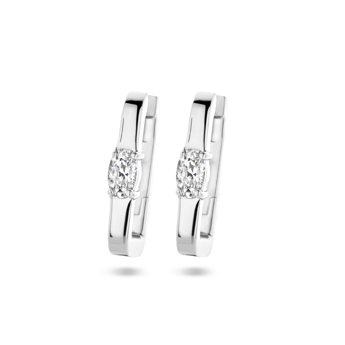 Gerhodineerd 925 zilveren klapoorringen uitgevoerd met schitterende zirkonia. De klapoorringen hebben een afmeting van 17x2.5mm.