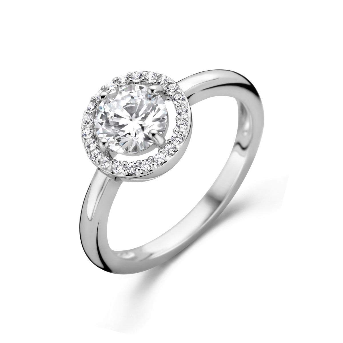 Gerhodineerd 925 zilveren ring uitgevoerd met schitterende zirkonia. De ring heeft een breedte van 9.5mm.