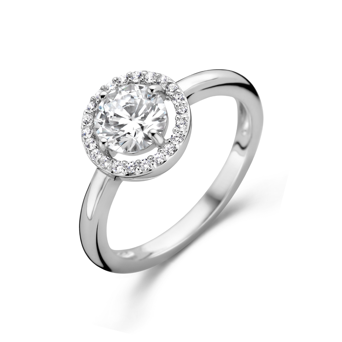 Gerhodineerd 925 zilveren ring uitgevoerd met schitterende zirkonia. De ring heeft een breedte van 9.5mm.
