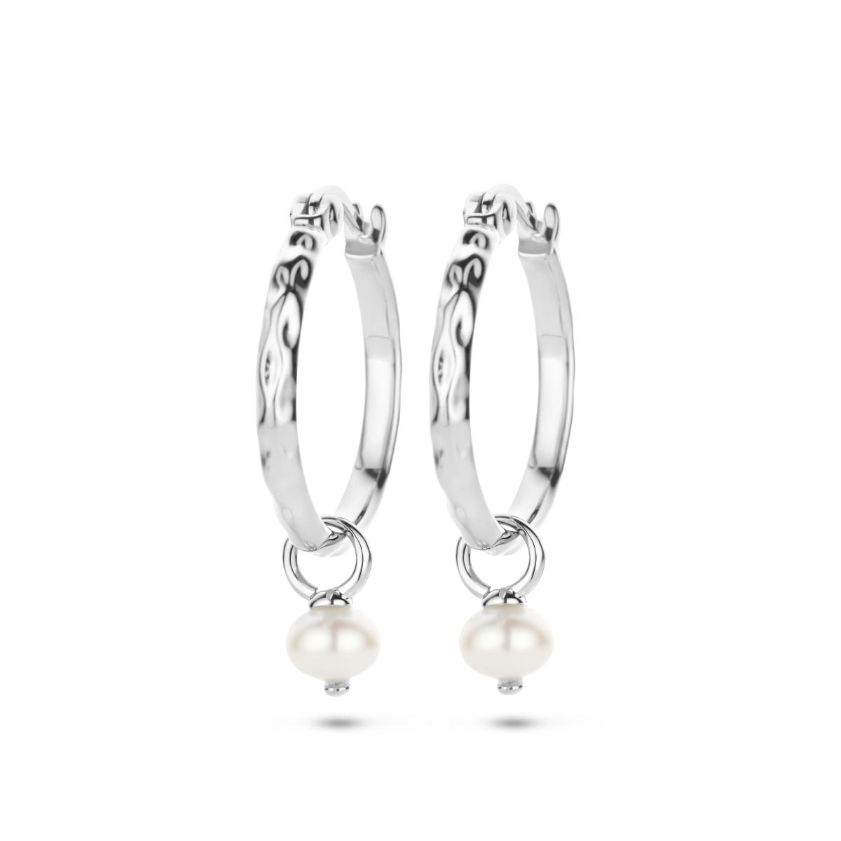 Gerhodineerd 925 zilveren oorringen uitgevoerd met een schitterende parel van 5.5mm.