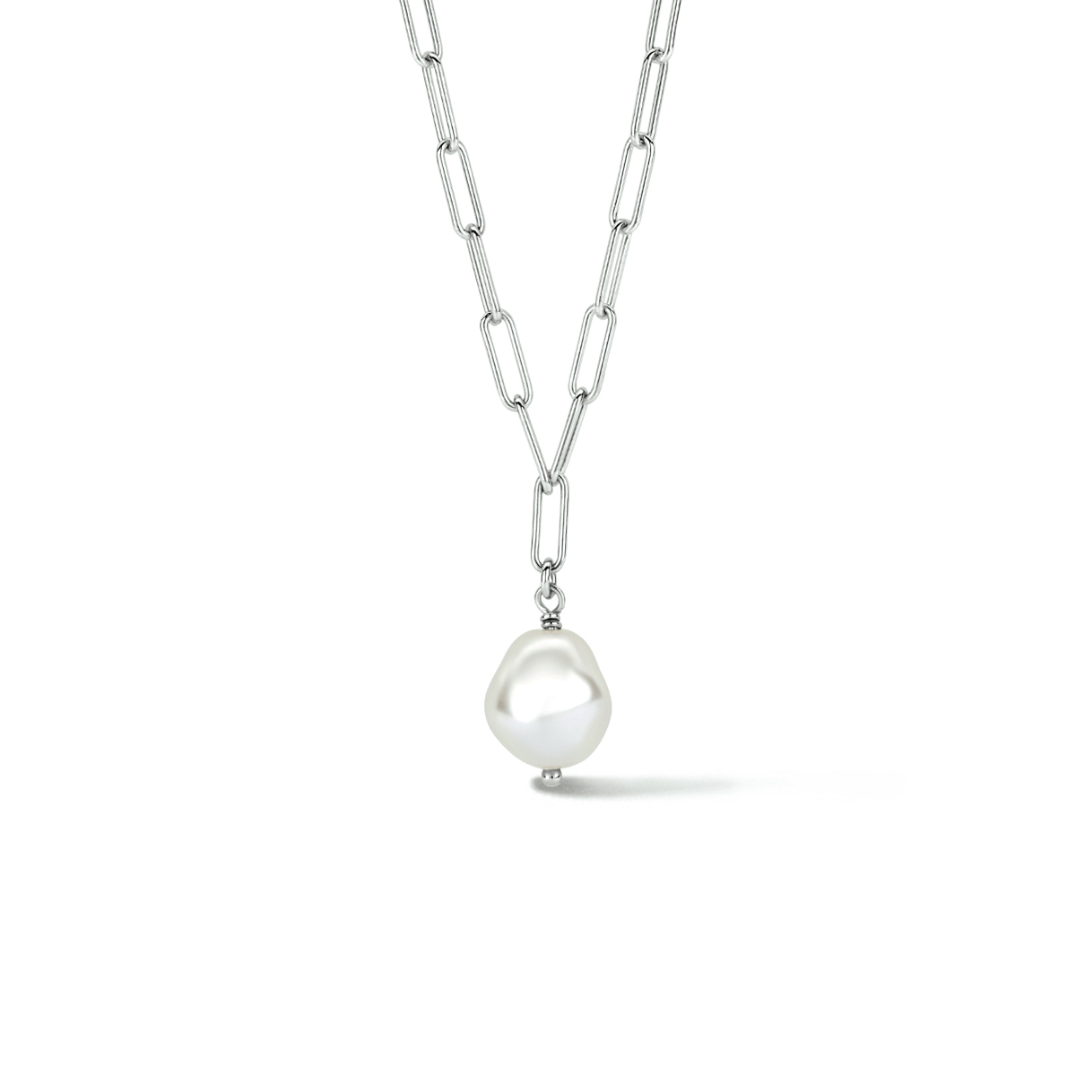 Gerhodineerd 925 zilveren paperclip collier uitgevoerd met een synthetische parel en een karabijn sluiting. Het collier heeft een draaglengte van 40cm. De schakelbreedte is 3.2mm.