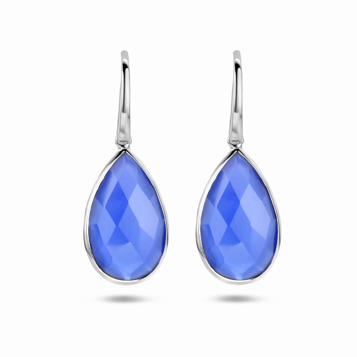 Gerhodineerd 925 zilveren oorhangers met lapis. De lapis stenen hebben ene totaal steengewicht van&nbsp;14.12ct (2x 7.06ct).