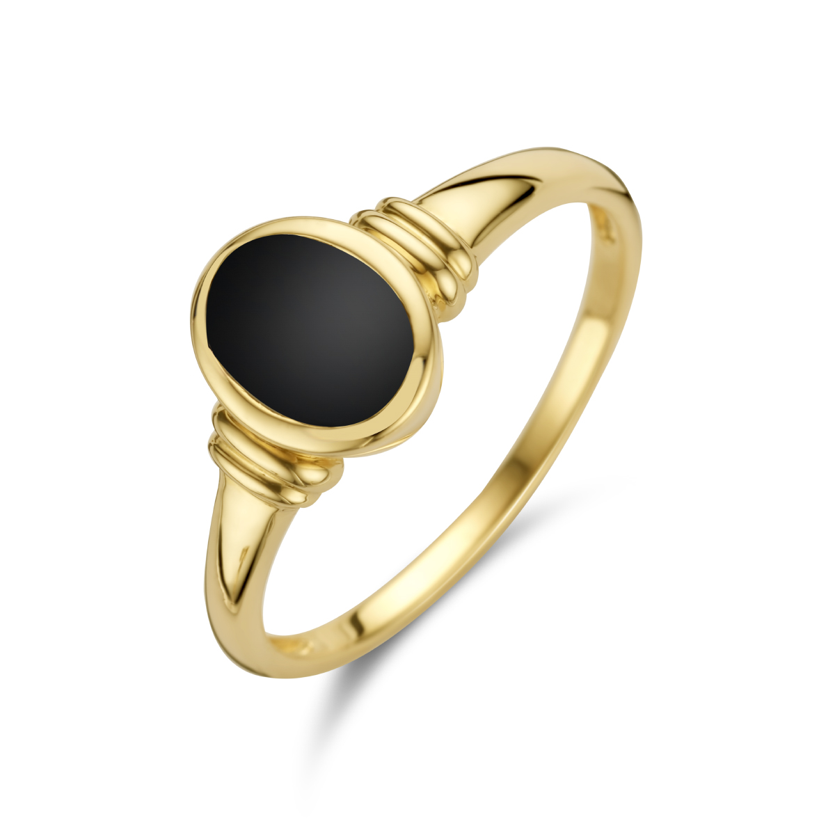 14k Geelgouden ring uitgevoerd met onyx. De ring heeft een breedte van 9mm.