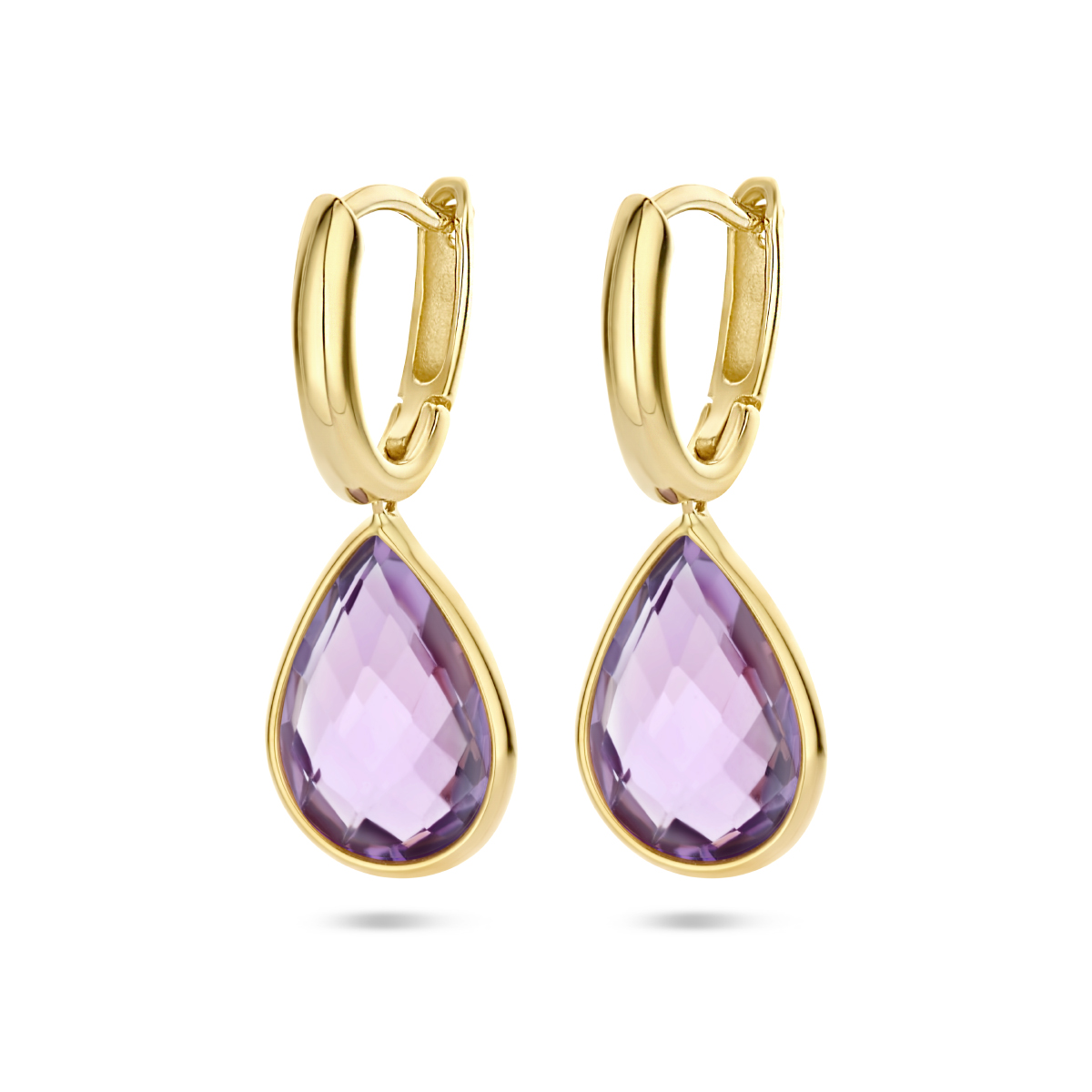 14k Geelgouden klapoorringen uitgevoerd met een schitterende amethist. De klapoorringen hebben een totale hoogte van 2.6cm.
