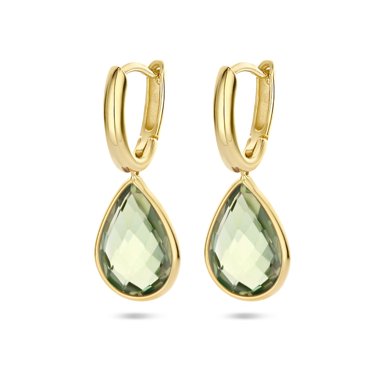 De 14krt geelgouden klapoorringen met groene amethist, modelnummer 4025808, zijn vervaardigd uit goud en hebben een druppelvorm. Met een gewicht van 2,87 gram en een glanzende afwerking stralen ze elegantie uit. Draag deze bijzondere oorringen bij formele gelegenheden of om je dagelijkse look een luxe touch te geven. Perfect als cadeau of voor jezelf!