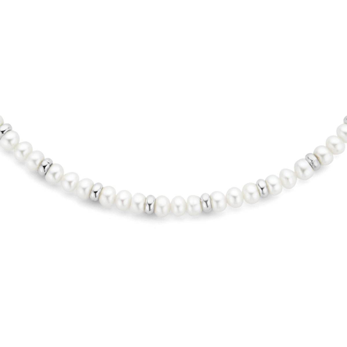 Gerhodineerd 925 collier uitgevoerd met schitterende zoetwaterparels. Het collier heeft een draaglengte van 41cm met 5cm extensie en is uitgevoerd met een karabijnsluiting.