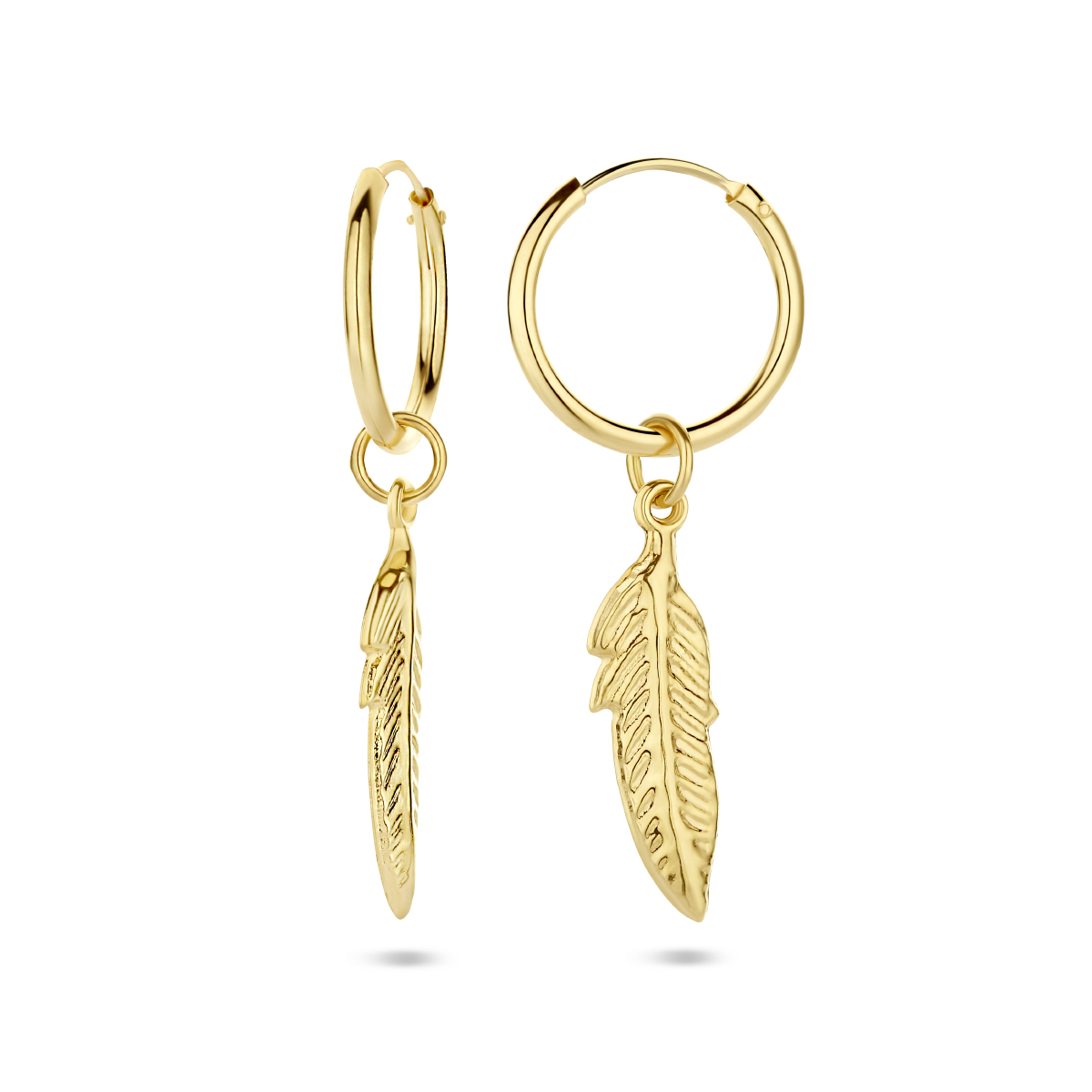 14k Geelgouden oorringen  met een veer hanger. De oorringen hebben een diameter van 12mm.