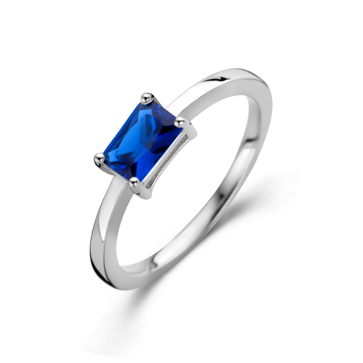 Gerhodineerd 925 zilveren ring uitgevoerd met blauw zirkonia. De ring heeft een breedte van 4.5mm.