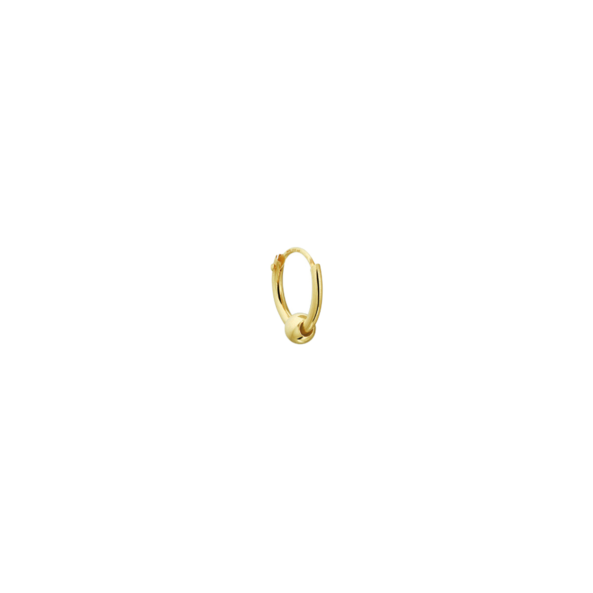 Trendy 14k geelgouden oorring met een afmeting van 11x1.3mm uitgevoerd met een bol van 3.5mm. Door de eenvoud en het verfijnde ontwerp kan deze oorring perfect worden gedragen met andere sieraden. Deze oorsieraden worden per stuk verkocht ipv per paar.