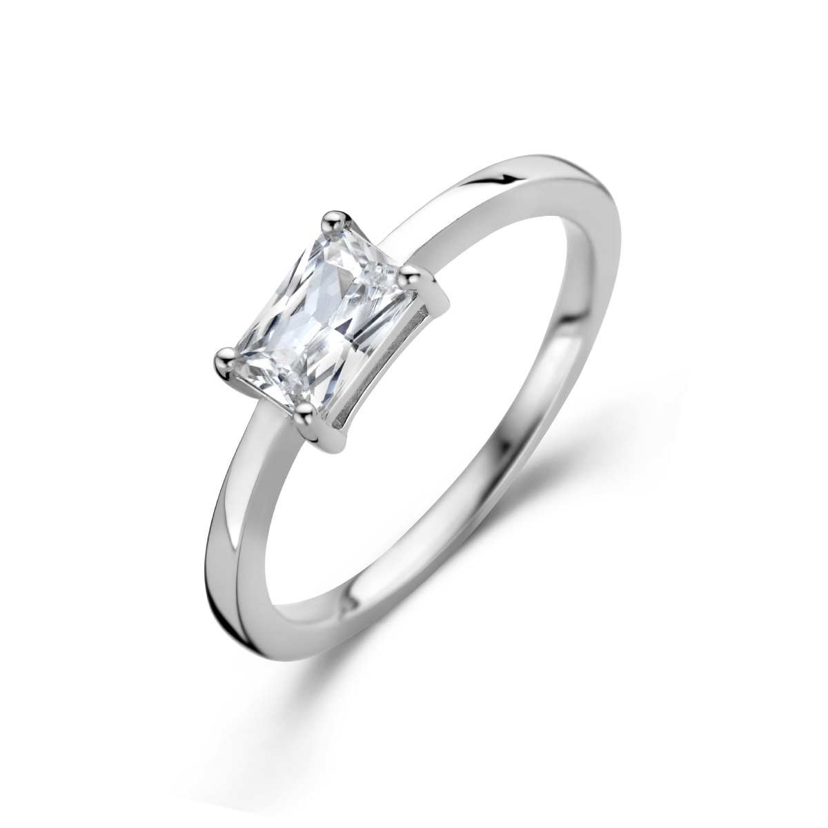 Gerhodineerd 925 zilveren ring uitgevoerd met zirkonia. De ring heeft een breedte van 4.5mm.