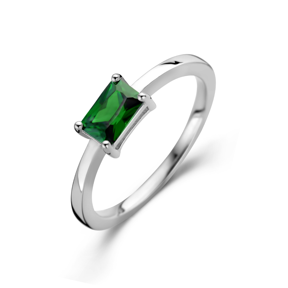 Gerhodineerd 925 zilveren ring uitgevoerd met groen zirkonia. De ring heeft een breedte van 4.5mm.