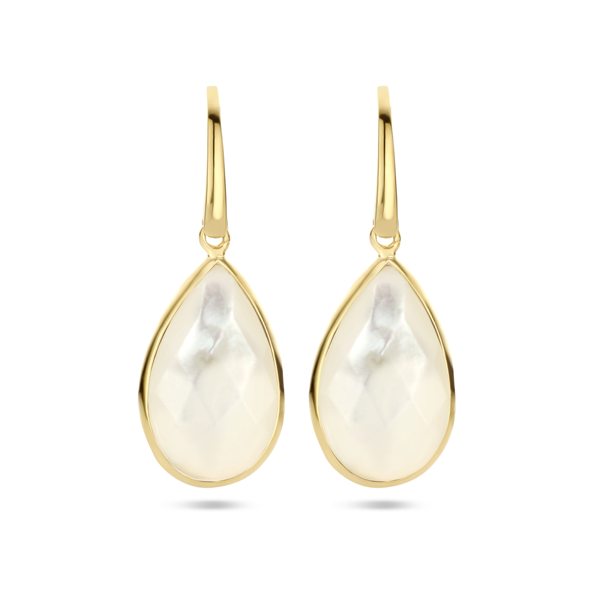 Zilver vergulde oorhangers uitgevoerd met parelmoer. Geen garantie op plating.