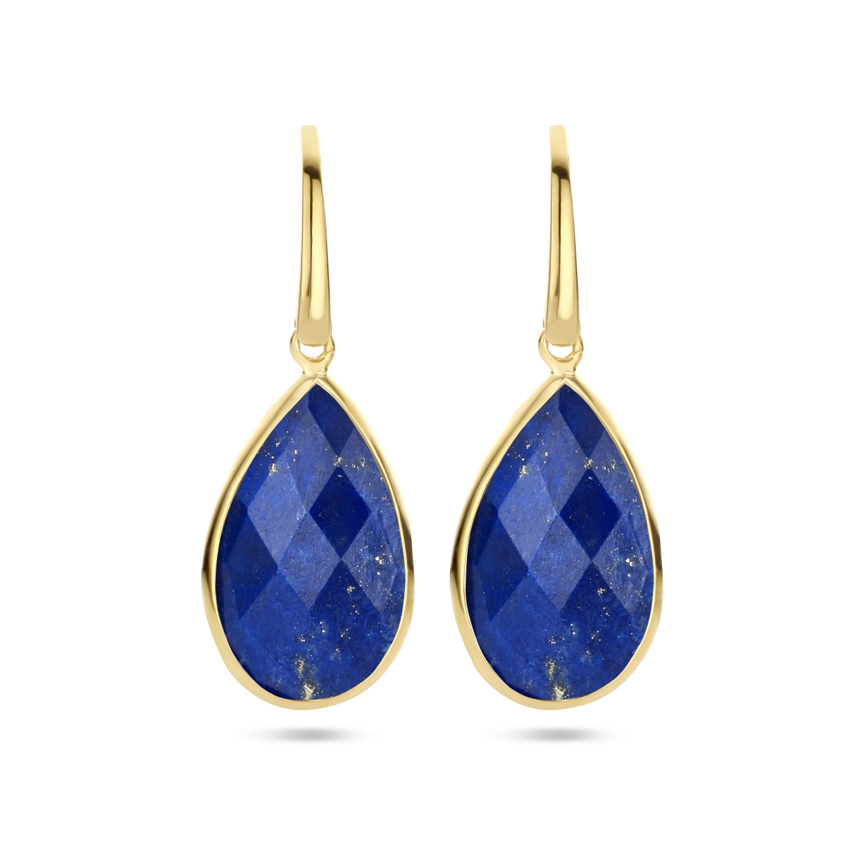 Geelgoud op 925 zilveren oorhangers uitgevoerd met lapis. De lapis stenen hebben een steengewicht van 14.12ct (2x 7.06ct). Geen garantie op plating.