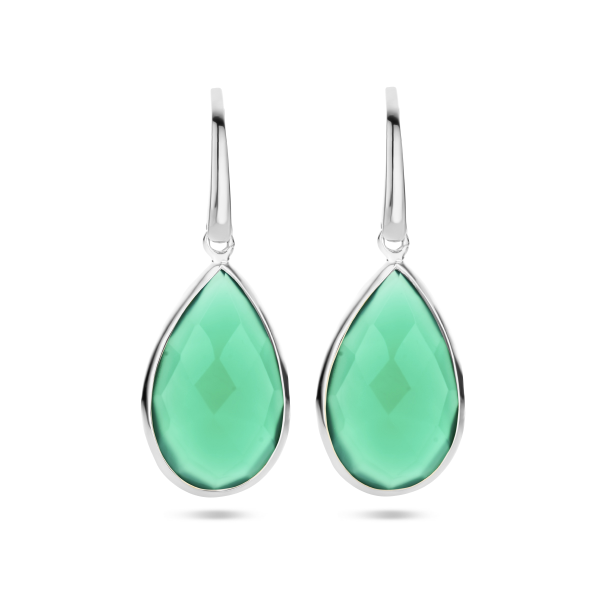 Gerhodineerd 925 zilveren oorhangers uitgevoerd met groen agaat. De groen agaat stenen hebben een totaal steengewicht van 12.00ct (2x 6.00ct).