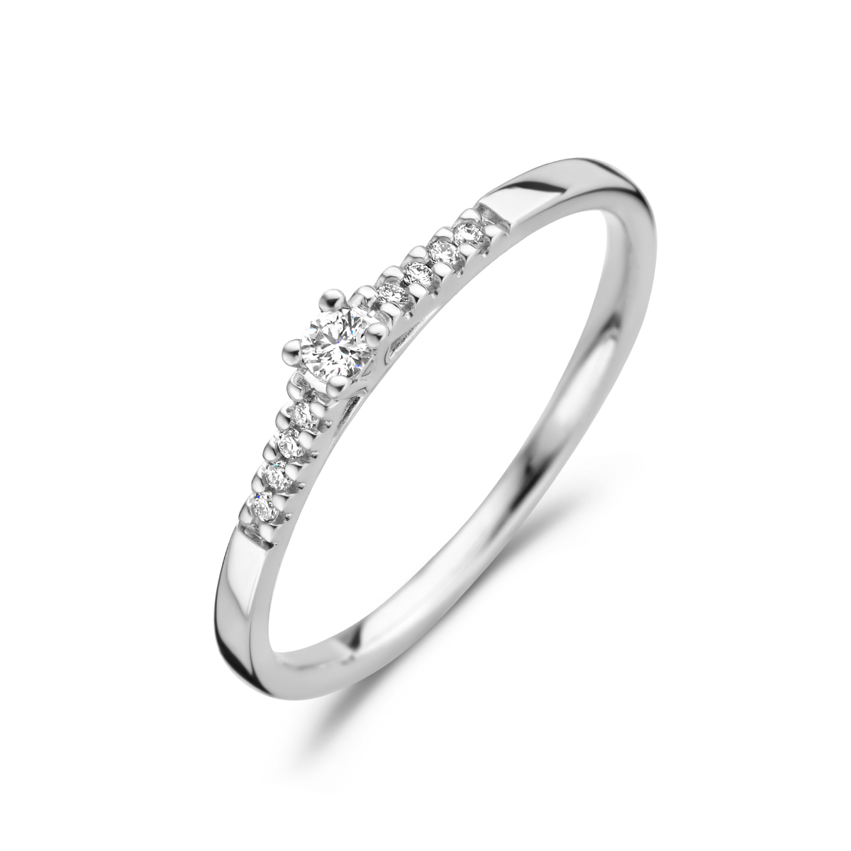 14k Witgouden ring uitgevoerd met een schitterende diamant rij. De ring heeft een breedte van 2.4mm.0.07ct h si