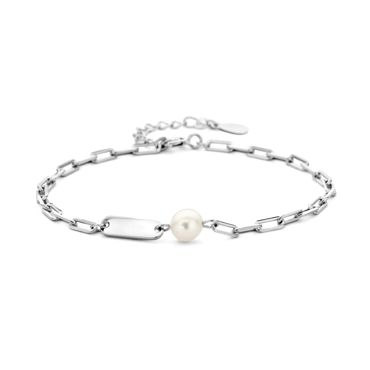 Gerhodineerd 925 zilveren graveerarmband met een zoetwaterparel. De armband heeft een draaglengte van 16cm en een extensie van 3cm. De schakelbreedte is 2.5mm. De dikte van de plaat is 1.2mm.
