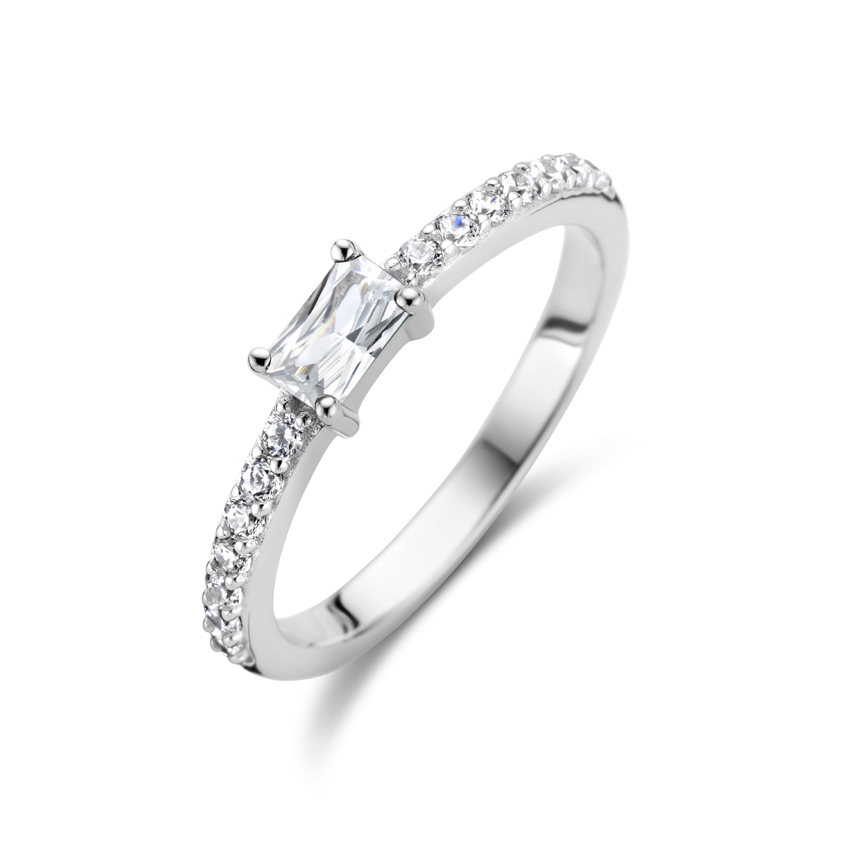 Gerhodineerd zilveren ring uitgevoerd met schitterende zirkonia. De ring heeft een breedte van 4mm.