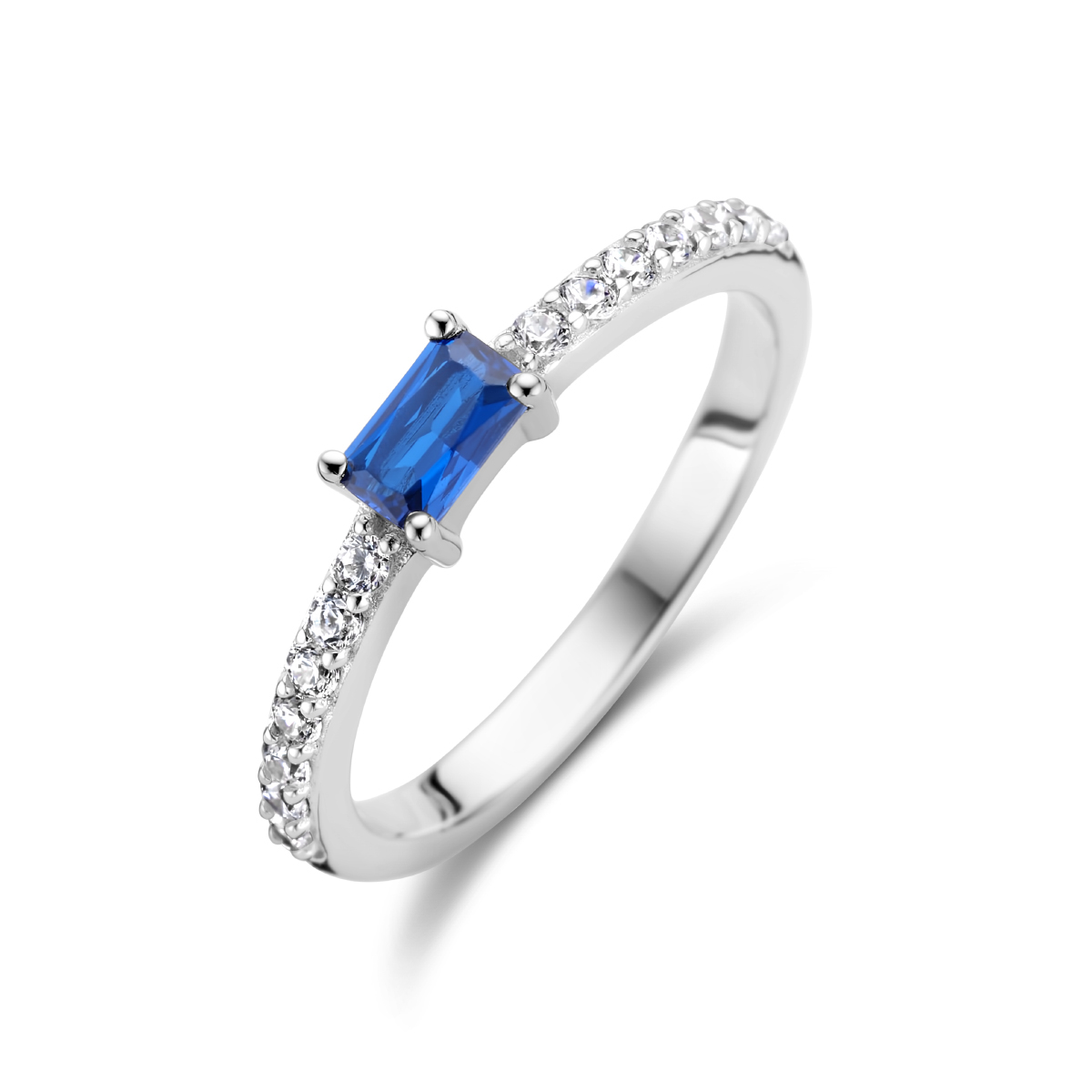 Gerhodineerd zilveren ring uitgevoerd met schitterend blauw en wit zirkonia. De ring heeft een breedte van 4mm.