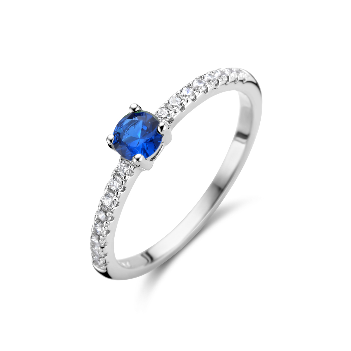 Gerhodineerd zilveren ring uitgevoerd met schitterend blauw en wit zirkonia. De ring heeft een breedte van 4mm.