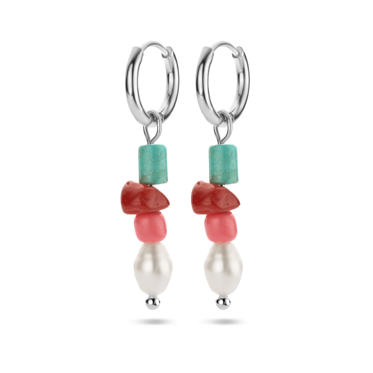 Stalen oorringen uitgevoerd met synthetische turquoise, jade en parel. De oorringen hebben een diameter van 11.5mm.