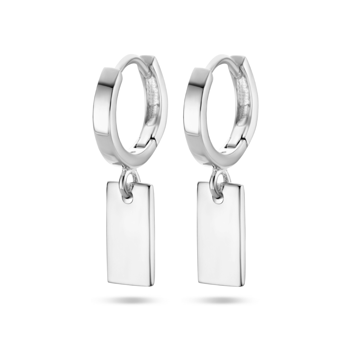 Gerhodineerd 925 zilveren klapoorringen met een rechthoekige hanger van 10x5.5mm. De oorringen hebben een totale hoogte van 23mm.