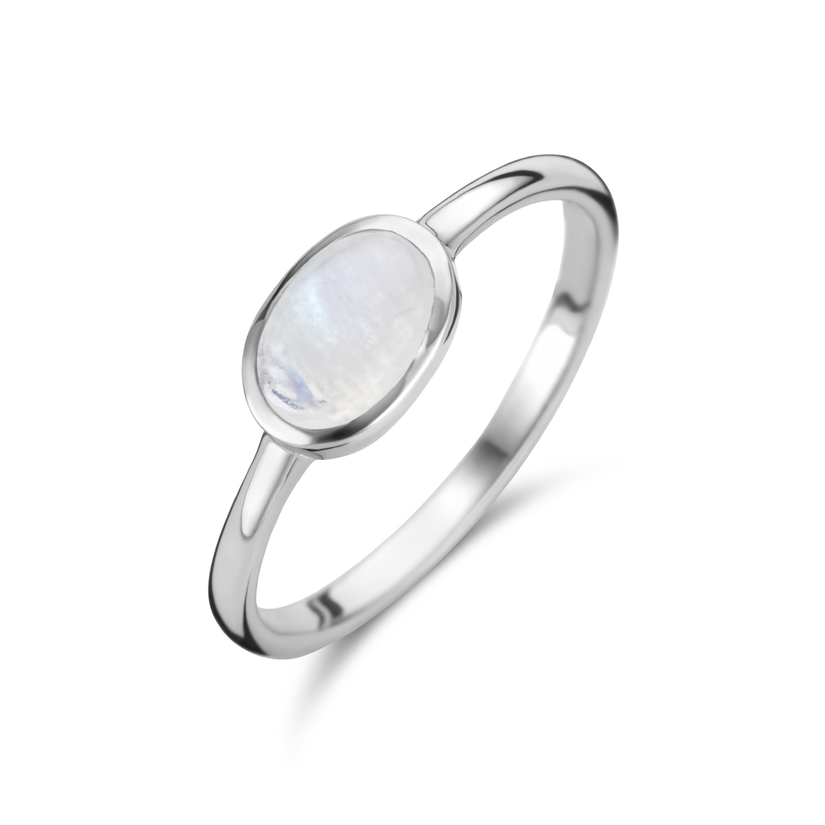 Gerhodineerd 925 zilveren ring uitgevoerd met een maansteen. De ring heeft een breedte van 6mm.