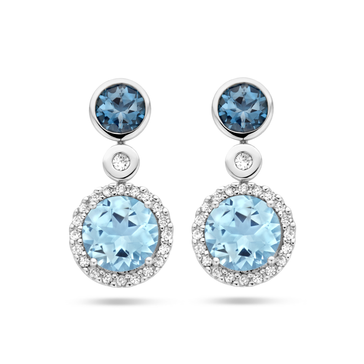 14k Witgouden oorhangers uitgevoerd met schitterende London blue topaas, sky blue topaas en diamant. De oorhangers hebben een afmeting van 17x8.5mm. De steengewichten zijn: sky blue topaas 0.36ct (2x 0.18ct) en de London blue topaas 0.12ct (2x 0.06ct). Het diamantgewicht is 0.16ct (2x 0.08ct).
