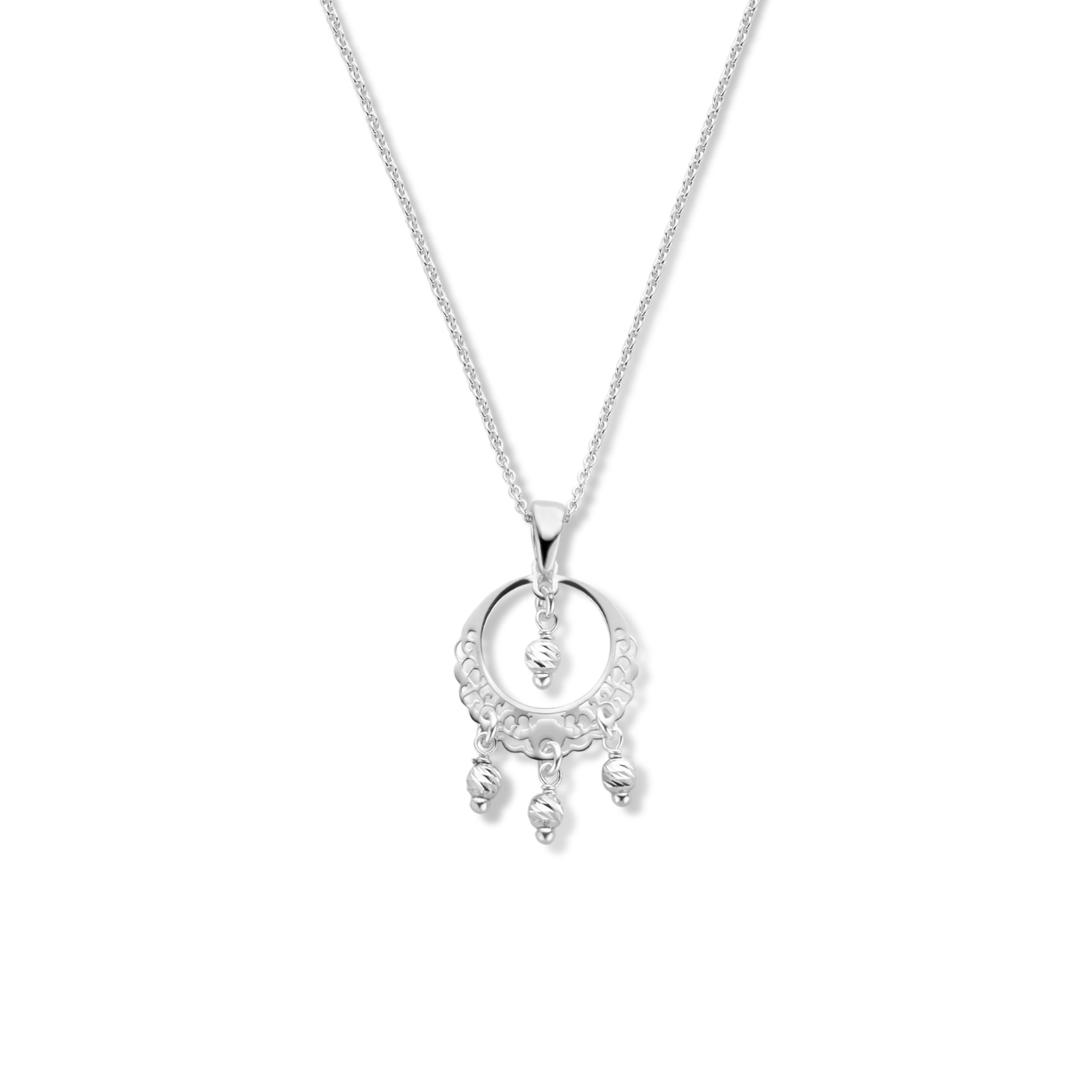 Gerhodineerd 925 zilveren collier met een hanger in filigrain stijl en een karabijn sluiting. Het collier heeft een draaglengte van 45cm en een extensie van 5cm. De schakelbreedte is 1.1mm.