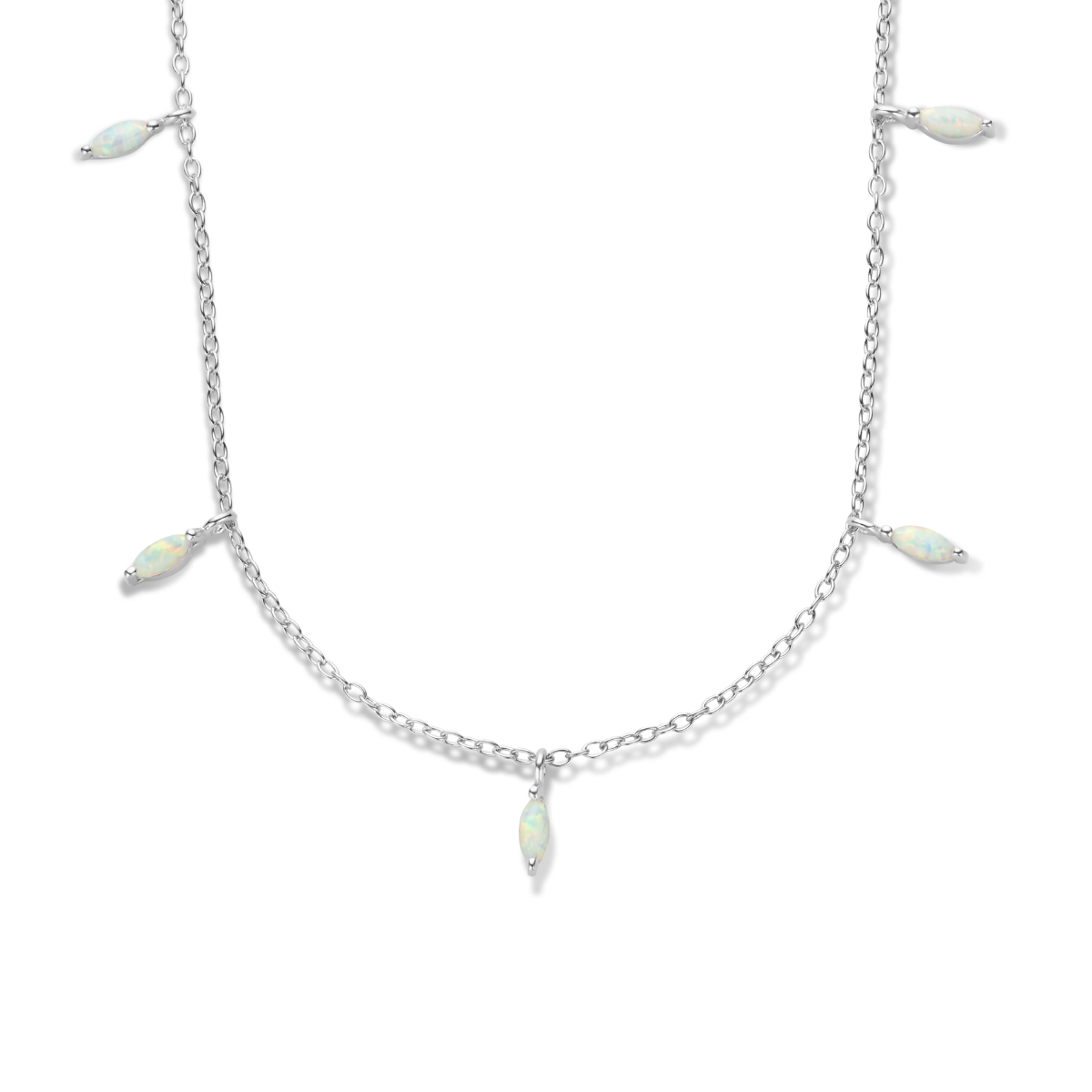 Gerhodineerd 925 zilveren collier met vijf druppelvormig synthetisch opaal. Het collier heeft een schakelbreedte van 1.2mm en is uitgevoerd met karabijnsluiting. De draaglengte is 41cm met een extensie van 4cm.
