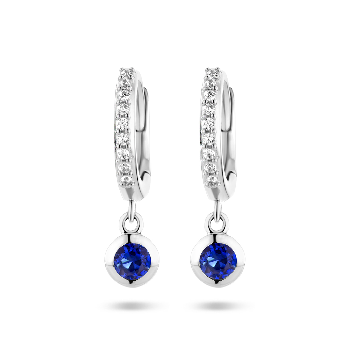 Gerhodineerd 925 zilveren klapoorringen uitgevoerd met synthetisch saffier. De klapoorringen hebben een totale hoogte van 18mm.