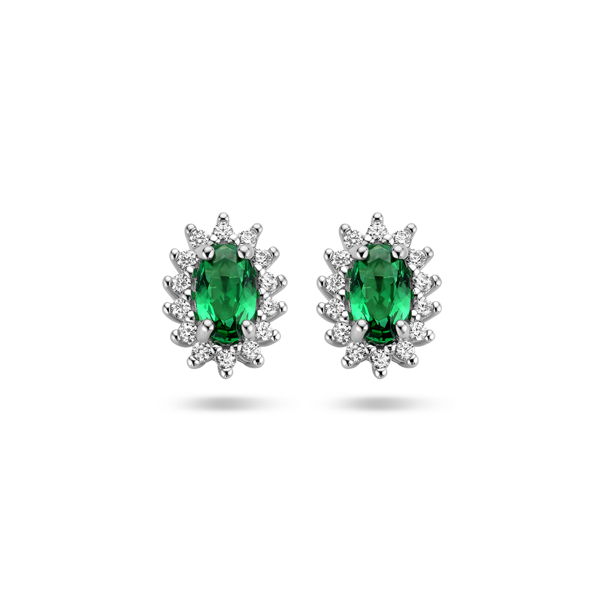 Gerhodineerd 925 zilveren oorknoppen uitgevoerd met zirkonia en synthetisch smaragd. De oorknoppen hebben een afmeting van 8.5x6.5mm.